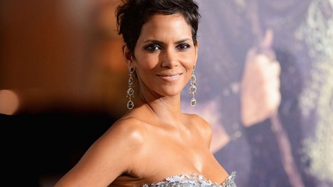 Halle Berry a 10 jejích nejkrásnějších šatů na červeném koberci
