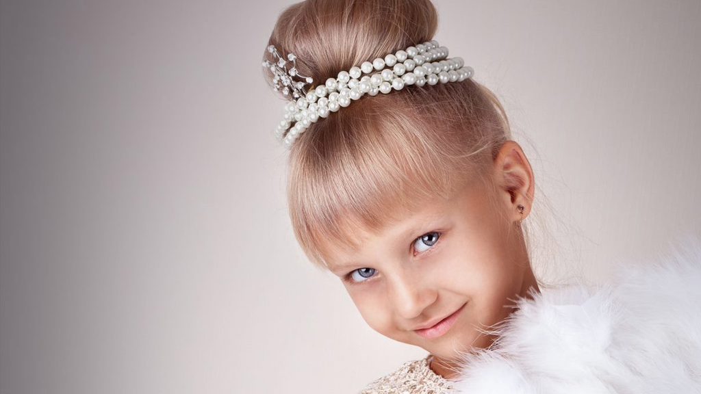Dětský modeling je vcelku obvyklou záležitostí. U dětí je jen třeba dbát na vkus a nepřehánět to s líčidly, protože pak ztrácí na významu používat jako modely děti, když stejně vypadají jako dospělé ženy.
Dětský modeling je vcelku obvyklou záležitostí. U dětí je jen třeba dbát na vkus a nepřehánět to s líčidly, protože pak ztrácí na významu používat jako modely děti, když stejně vypadají jako dospělé ženy.