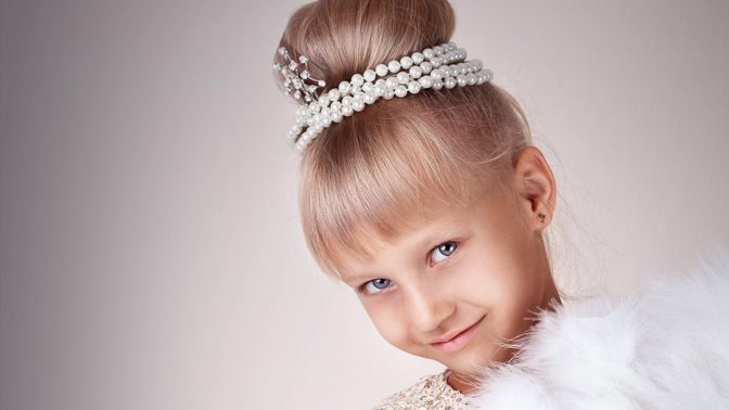 Dětský modeling je vcelku obvyklou záležitostí. U dětí je jen třeba dbát na vkus a nepřehánět to s líčidly, protože pak ztrácí na významu používat jako modely děti, když stejně vypadají jako dospělé ženy.
