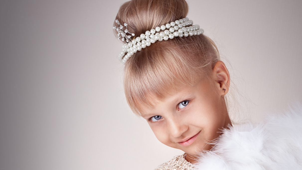 Dětský modeling je vcelku obvyklou záležitostí. U dětí je jen třeba dbát na vkus a nepřehánět to s líčidly, protože pak ztrácí na významu používat jako modely děti, když stejně vypadají jako dospělé ženy.