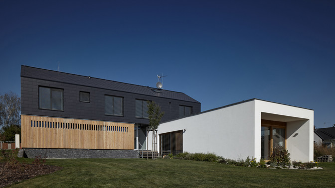 Dům v Nučicích je hrou se třemi kostkami různých tvarů a materiálů