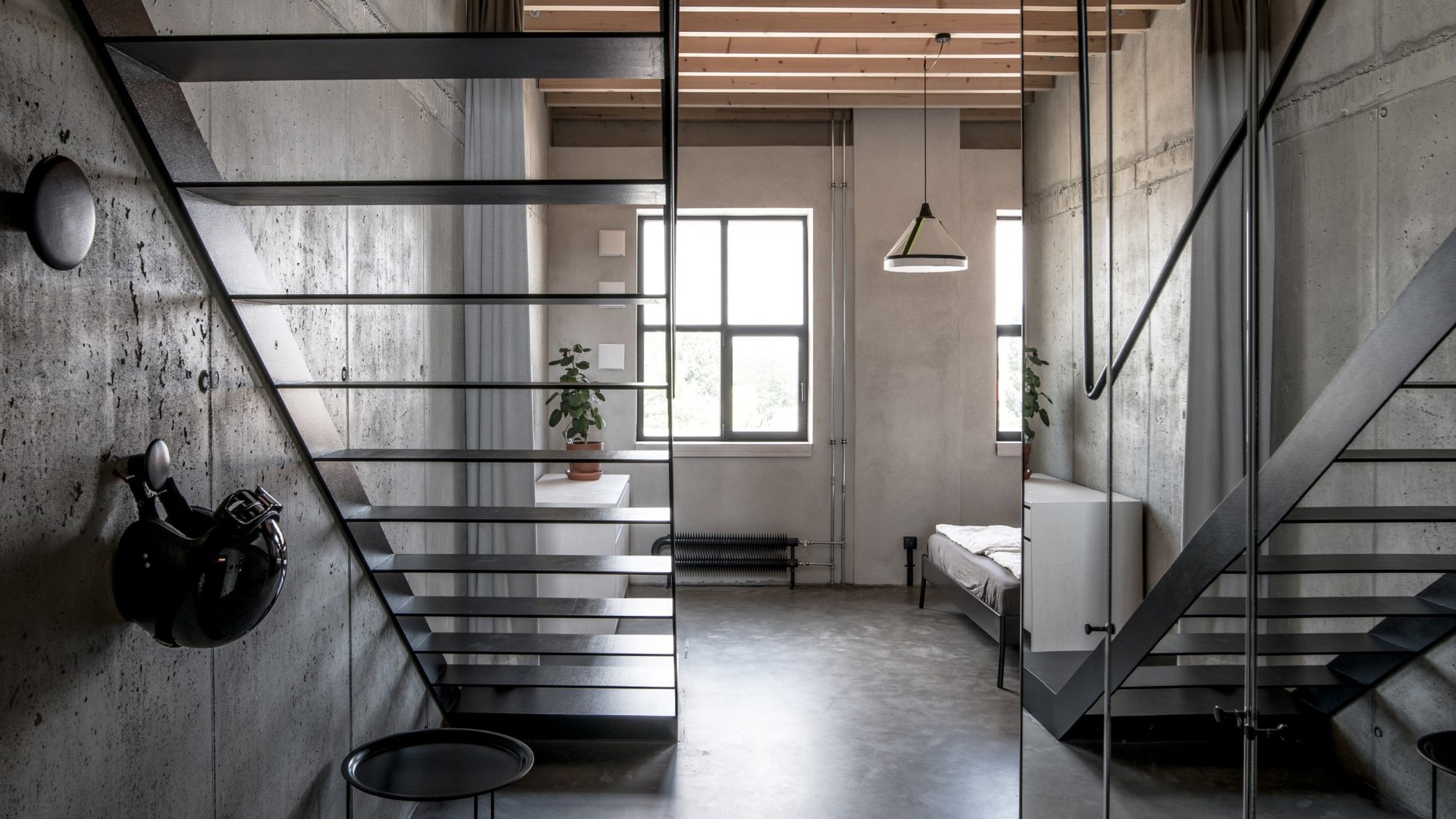 Bratislavský loft osvěžujícím způsobem zdůrazňuje surovou estetiku