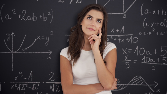 žena před tabulí matematika