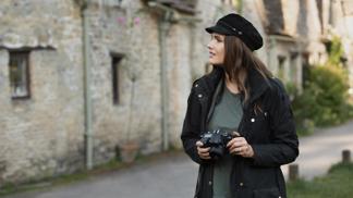Elegantní černá parka je jedním z trendů letošního jara. 
