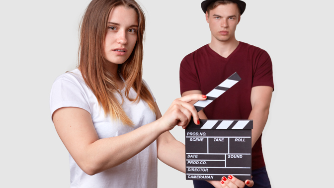 muž a žena s filmovou klapkou