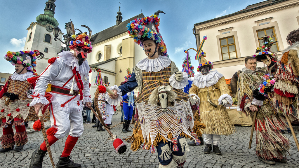 Dnem tří králů také začíná období masopustu, trvající do tzv. popeleční středy. Během masopustu tradičně probíhají taneční zábavy, zabijačky a často také svatby a vrcholí průvody masek.
Použitá technika: Nikon D810, NIKKOR 18-35mm f/3,5-4,5 G AF-S
Dnem tří králů také začíná období masopustu, trvající do tzv. popeleční středy. Během masopustu tradičně probíhají taneční zábavy, zabijačky a často také svatby a vrcholí průvody masek.
Použitá technika: Nikon D810, NIKKOR 18-35mm f/3,5-4,5 G AF-S