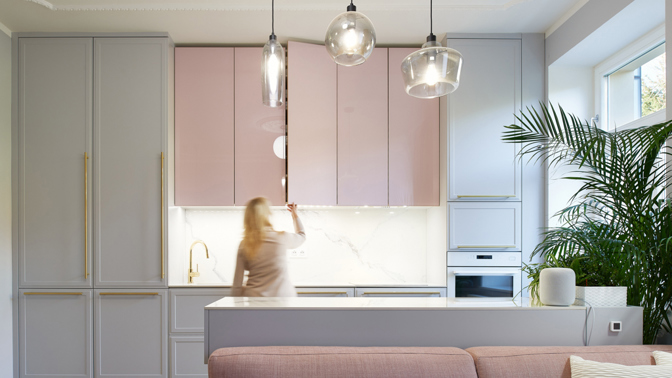 Základním pravidlem Feng Shui je, aby v místnosti jemně proudila energie. Obyvatelé domu i návštěva se poté cítí v místnosti uvolněně a bezpečně. A podle těchto základů autorka projektu postupovala a právě v tomto duchu volila barvy, materiály i vzory. 
