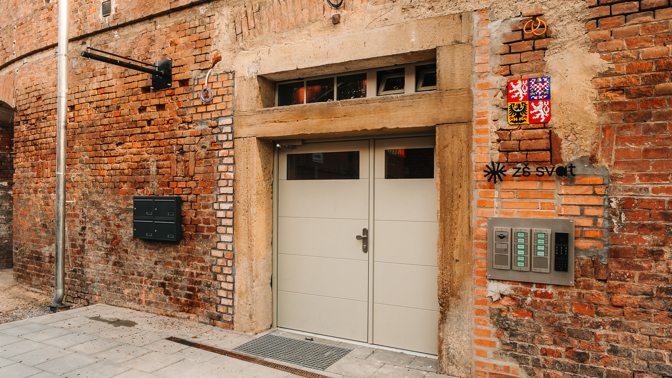 SVAT využívá chytrý přístupový a zabezpečovací systém, který pracuje zcela autonomně. Technologie je zároveň propojena s platformou Edookit, což výrazně zjednodušuje správu docházky a šetří čas strávený nad administrativou. 
