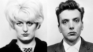 Vrazi z močálů: Snoubenci Myra Hindley a Ian Brady mučili, zneužívali a vraždili malé děti. Spojovala je láska k nacismu Vrazi z močálů: Snoubenci Myra Hindley a Ian Brady mučili, zneužívali a vraždili malé děti. Spojovala je láska k nacismu