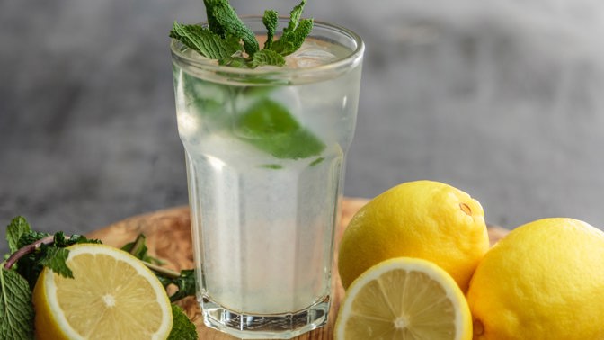 Pět zázračných osvěžujících letních drinků, které pomáhají hubnout a skvěle chutnají