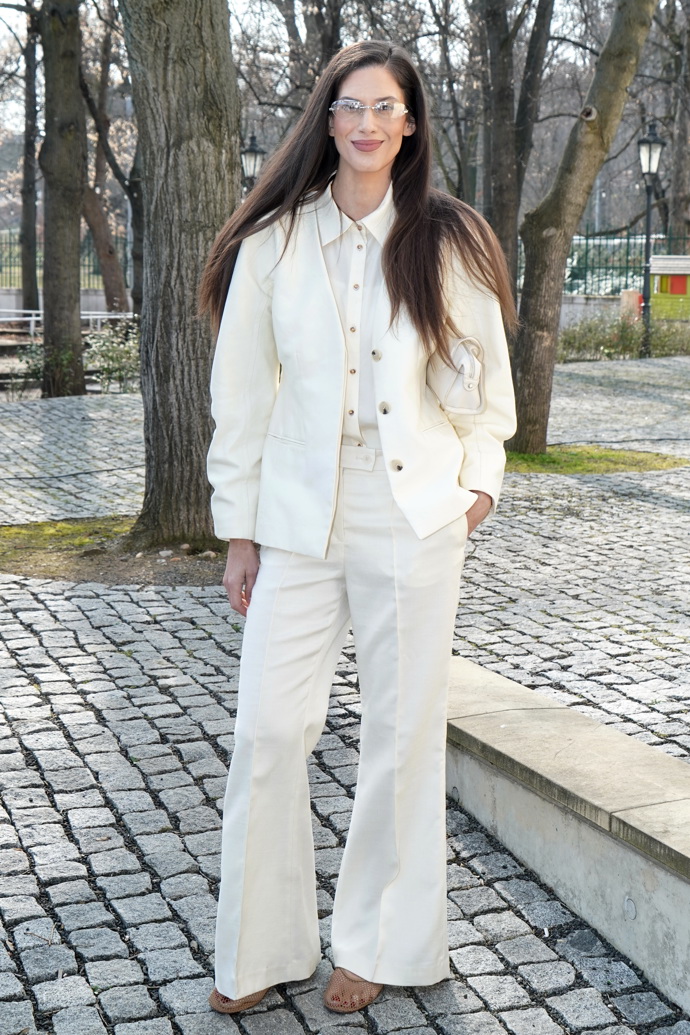 Modelka si libuje v monochromatických outfitech.