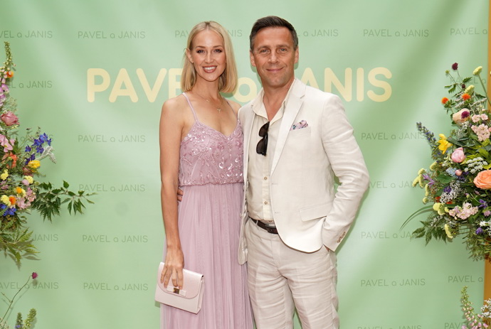 Petra Vojtková nosí jak uvolněné vlny, tak uhlazenější styling.