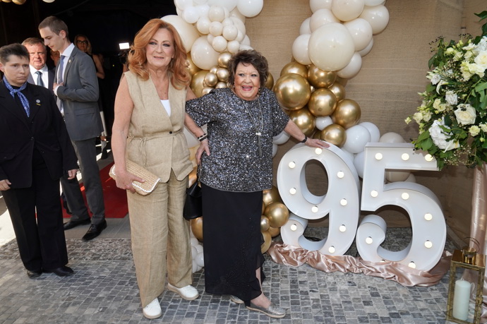 Obě dámy nedávno oslavily významná jubilea. Simoně bylo sedmdesát, Jiřině 95.