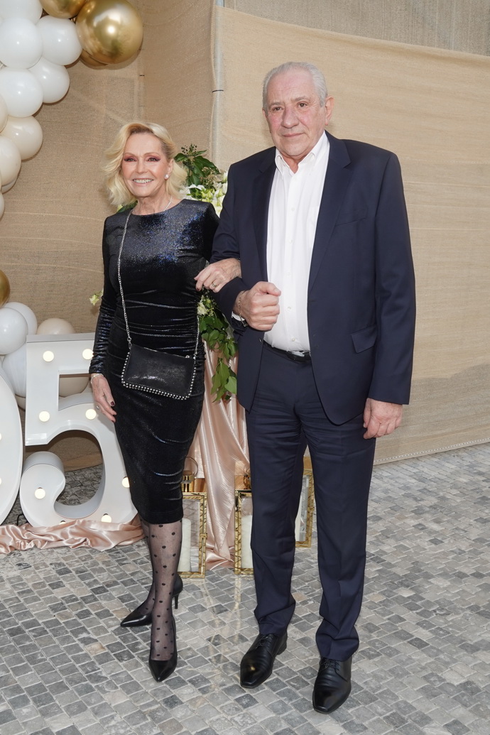 Černou zvolila také zpěvačka Helena Vondráčková. Její manžel Martin Michal oblékl bílou košili, zpěvačka zůstala věrná černé, ale sáhla po doplňcích a detailech, které outfit ozvláštnily.