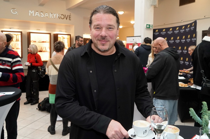 Jan Toužimský je majitelem divoké kudrnaté hřívy. 