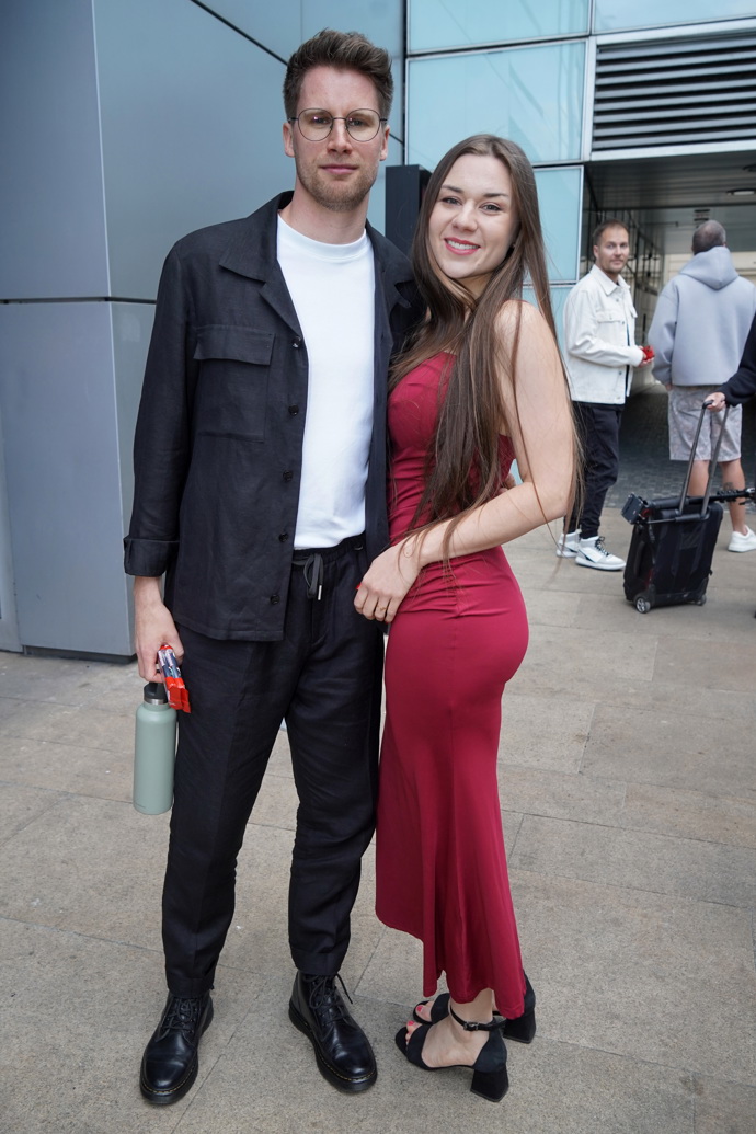Něco jako pár, Petra s Filipem. Petra oblékla vínové večerní šaty, Filip ji doprovázel v bílém tričku a černé košili. 