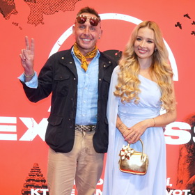 Jan Tuna se s Nicole Šáchovou sladil barvou své pastelově modré košile. 