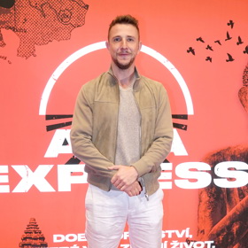 Jakub Štáfek oblékl béžové tričko a bundu ve stejném odstínu, k tomu bílé kalhoty. 