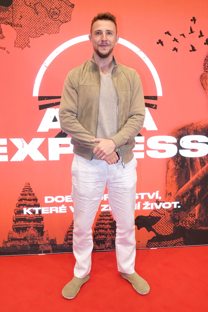 Jakub Štáfek oblékl béžové tričko a bundu ve stejném odstínu, k tomu bílé kalhoty. 