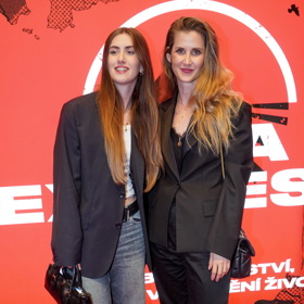 Dcera Jany Bernáškové, Justýna, oblékla džíny, oversize sako a bílý crop top. 