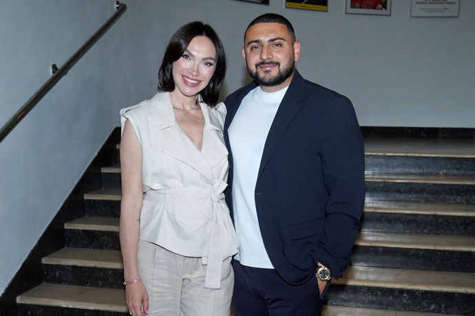 Kamila s Eddiem se ukázala po porodu ve společnosti v Divadle Broadway.