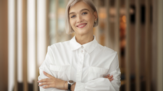 Žena v elegantní blůze ve stylu sedmdesátek, které jsou letos opět v módě
