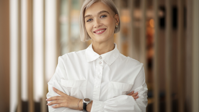 Žena v elegantní blůze ve stylu sedmdesátek, které jsou letos opět v módě
