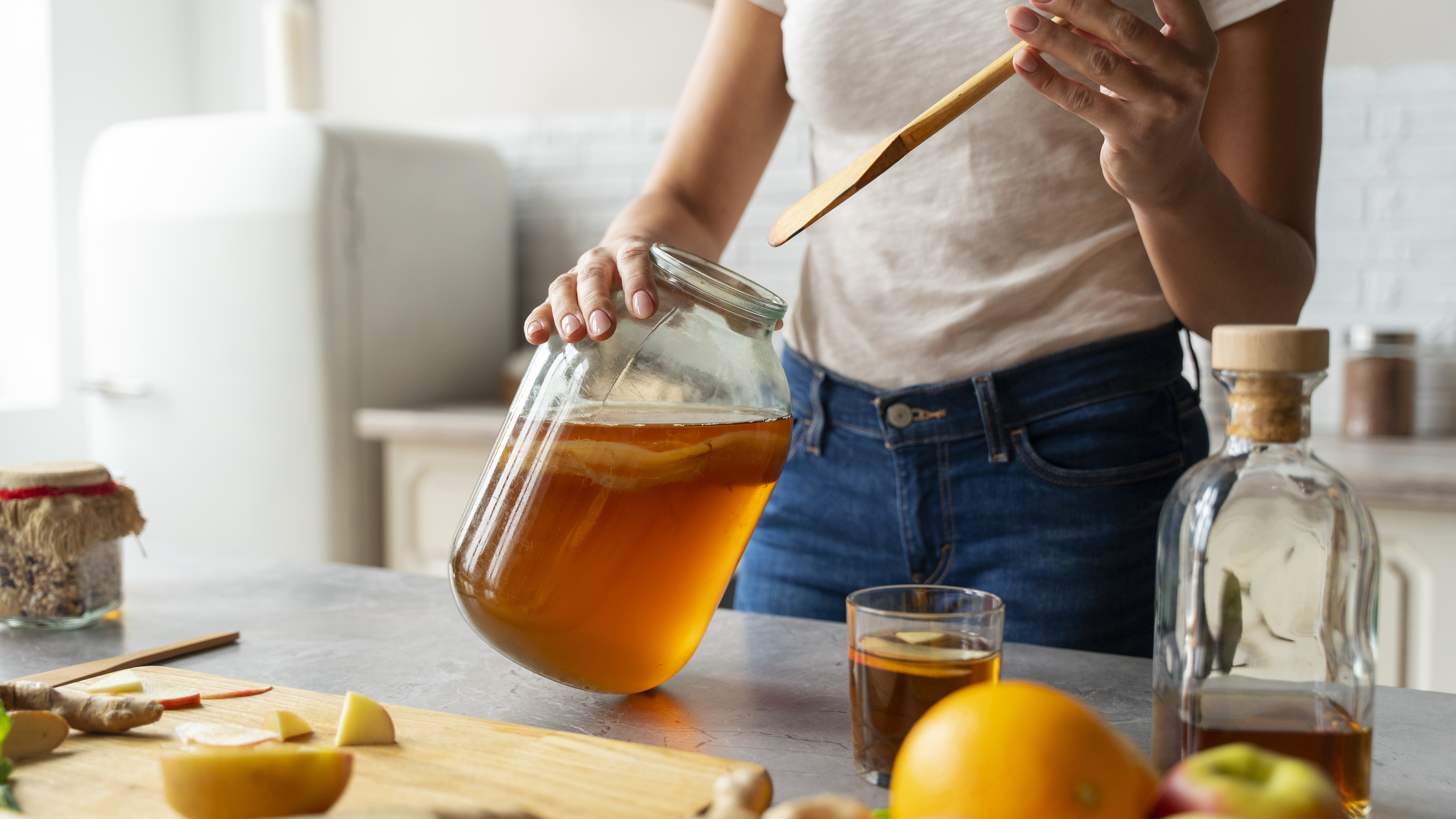Kombucha patří mezi zajímavé nápoje, které si můžete připravit sami doma. 