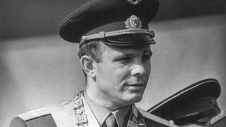 Jurij Gagarin se stal symbolem odvahy v době, kdy byl vesmír ještě neprobádaným rizikem. Jeho jméno dnes představuje okamžik, kdy lidstvo poprvé překročilo hranice vlastní planety.
