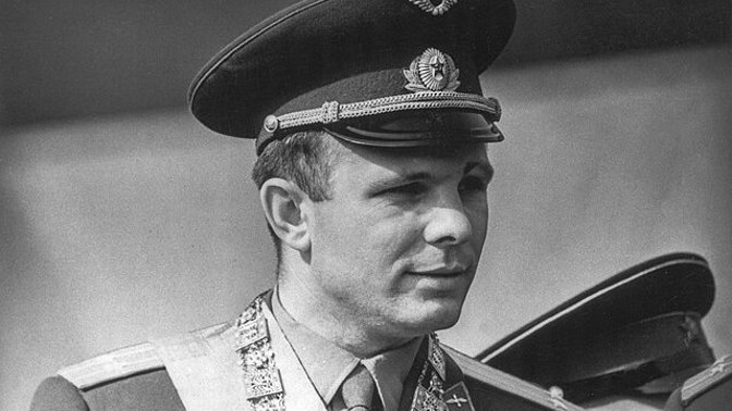 Jurij Gagarin se stal symbolem odvahy v době, kdy byl vesmír ještě neprobádaným rizikem. Jeho jméno dnes představuje okamžik, kdy lidstvo poprvé překročilo hranice vlastní planety.
