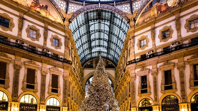 Galleria Vittorio Emanuele II: Startovní čára pro Pradu

Milánskou katedrálu Duomo a budovu slavné opery La Scala spojuje nejstarší obchodní dům v celé Itálii. Architekt Giuseppe Mengoni dokončil tuto nákupní pasáž se čtyřmi křídly a skleněnou kopulí v roce 1867 a město Milán se rozhodlo ji pojmenovat po prvním králi sjednocené Itálie, Viktorovi Emanuelovi II. V bohatě zdobené průchozí galerii najdete ty nejluxusnější značky, jako jsou Prada, Versace nebo Gucci. Zdejší obchod Prady byl dokonce teprve druhý, který značka kdy otevřela.

Výlohy obchodů jsou vždy dotažené do posledního detailu a často se obměňují. Značky, které v galerii chtějí mít svůj obchod, musejí ale dodržovat jistá pravidla. Například název obchodu musí být napsaný zlatým písmem v černém poli, aby se zachoval původní jednotný design. Kromě obchodů zde najdete také proslulé milánské restaurace jako Biffi nebo Savini. V prosinci zdobí střed galerie vánoční strom, který byl v minulých letech osázený až 35 tisíci světýlky. Při návštěvě pasáže si také rozhodně nenechte ujít příležitost podívat se i na střechu.

