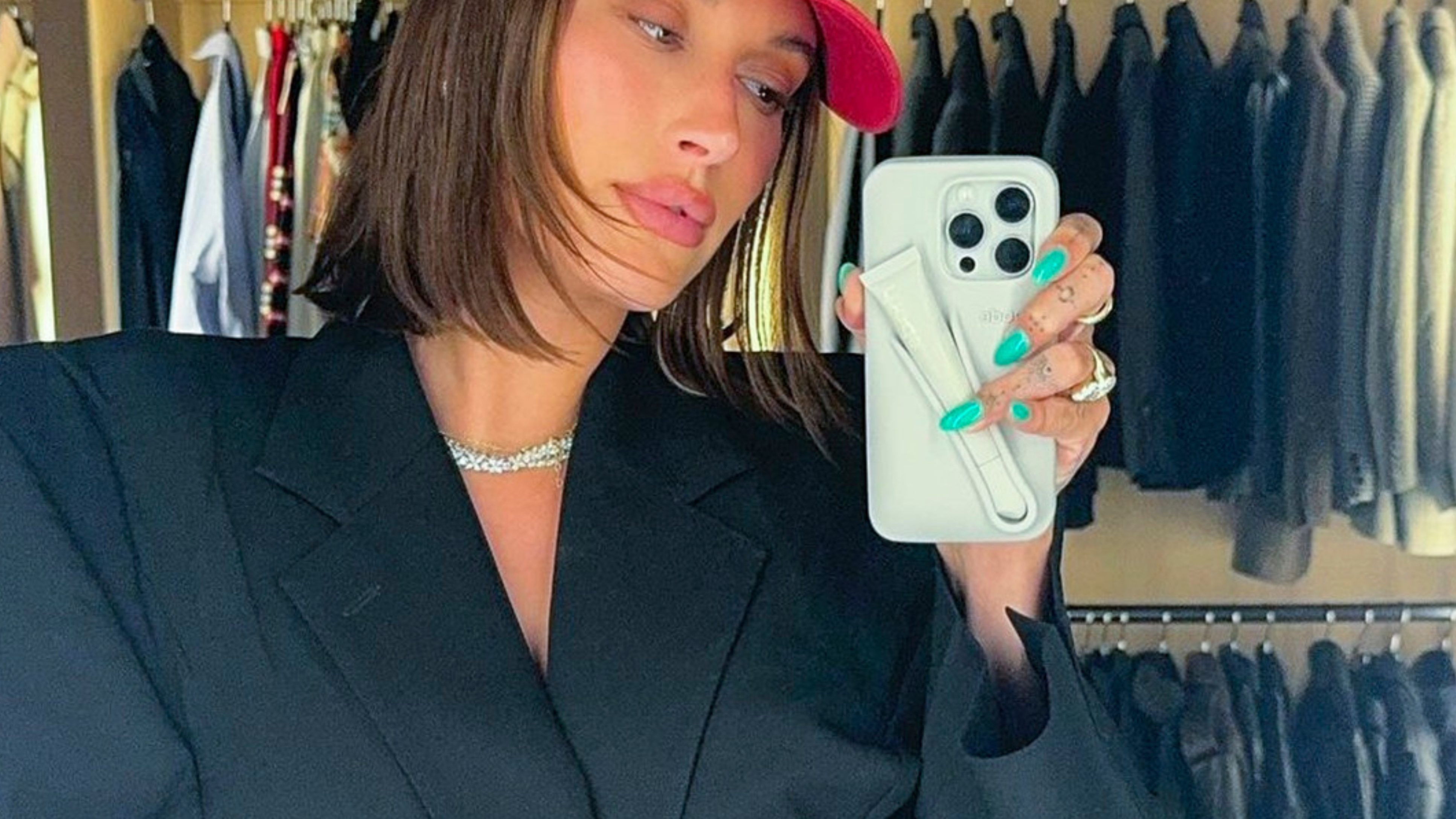 Hailey Bieber nehty