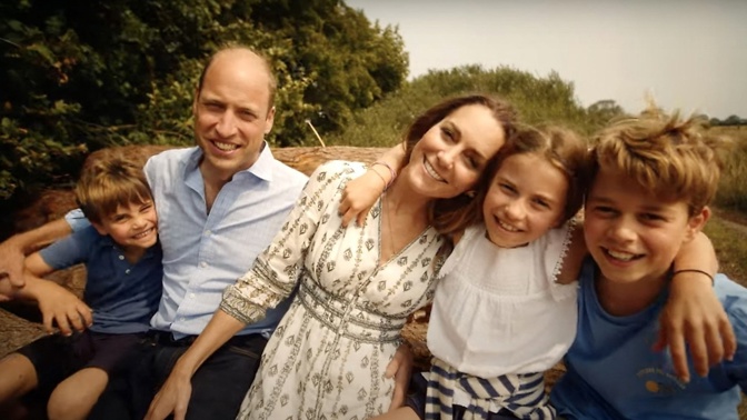 Kate, William a jejich děti na neoficiálním portrétu. 
