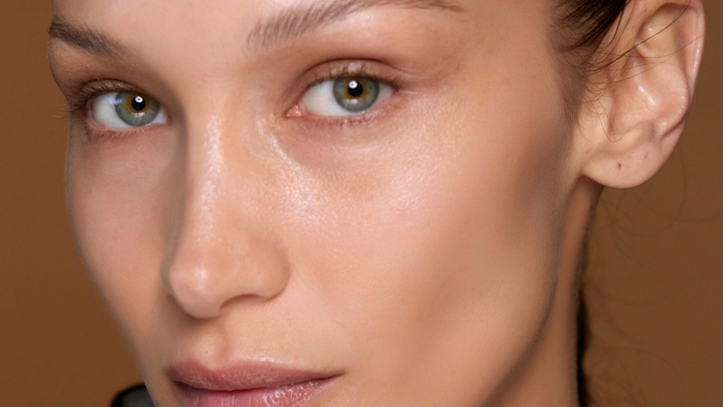 Bella Hadid detail pleti.
Bella Hadid detail pleti.