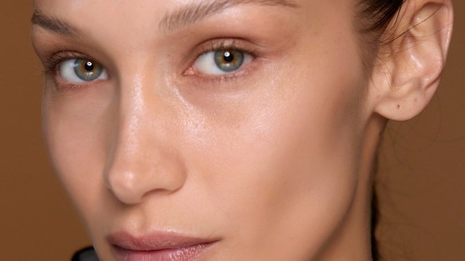 Bella Hadid detail pleti. 
