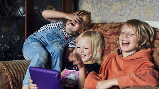 Víte, koho vaše děti sledují na internetu? Skrytou reklamu pozná jedno dítě z deseti Víte, koho vaše děti sledují na internetu? Skrytou reklamu pozná jedno dítě z deseti