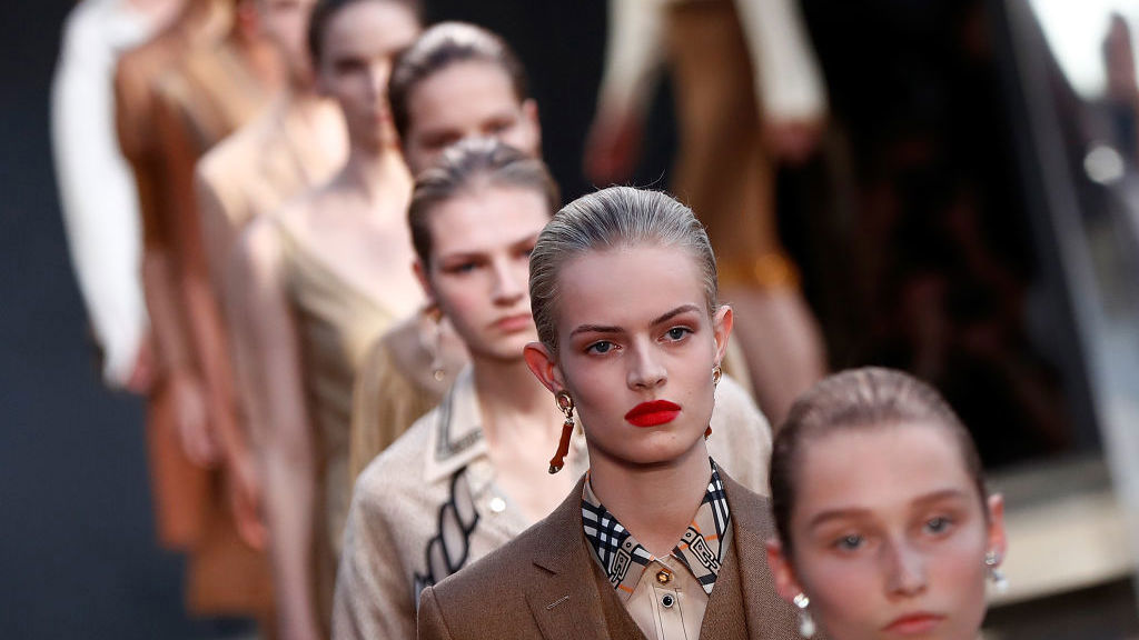Značka Burberry chce do roku 2025 přestat používat plasty