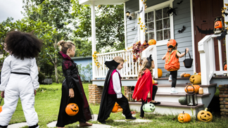 Koledující děti na Halloween