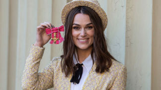 Keira Knightley převzala Řád britského impéria v nestárnoucím kostýmku Chanel