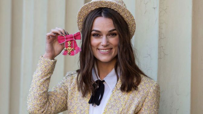 Keira Knightley převzala Řád britského impéria v nestárnoucím kostýmku Chanel