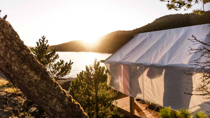 Spřádáte plány na letní dovolenou? Objevte kouzlo glampingu