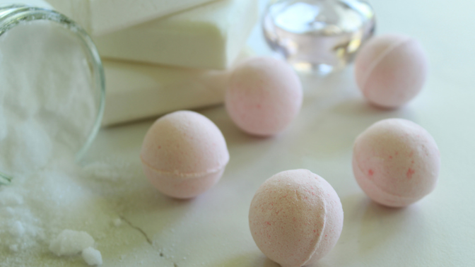 DIY: Vyrobte si šumivou bombu do koupele DIY: Vyrobte si šumivou bombu do koupele