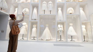 Vydejte se online na úchvatnou výstavu Dior: Designer of Dreams