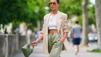 žena v pistáciovém outfitu