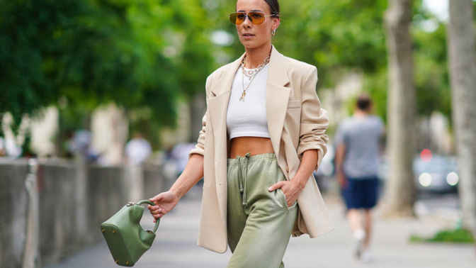 žena v pistáciovém outfitu