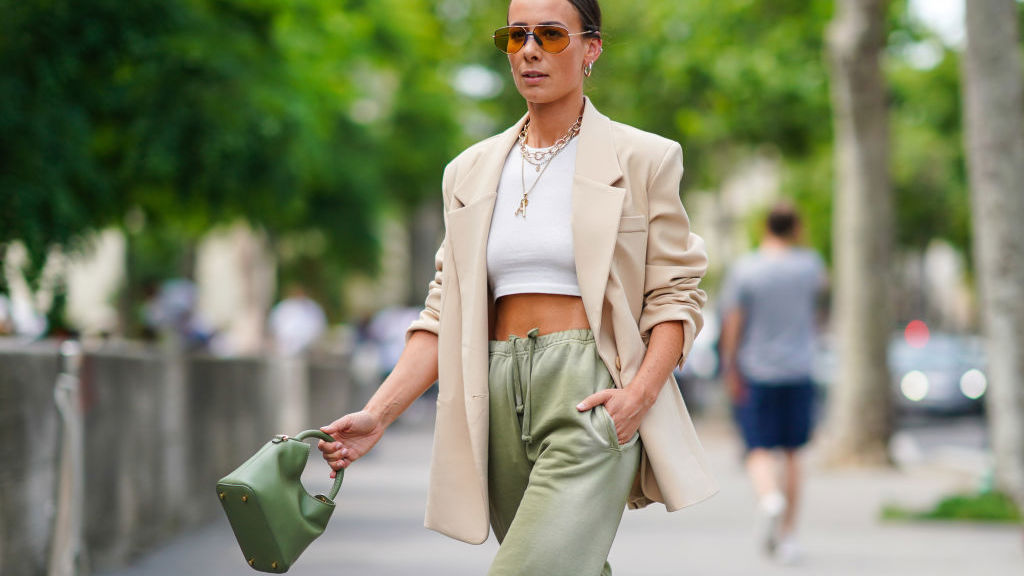 žena v pistáciovém outfitu