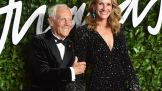 Muž, který změnil dámskou módu: Giorgio Armani v 90. letech oblékl Julii Roberts do „nudného“ obleku, který ženy kopírují dodnes