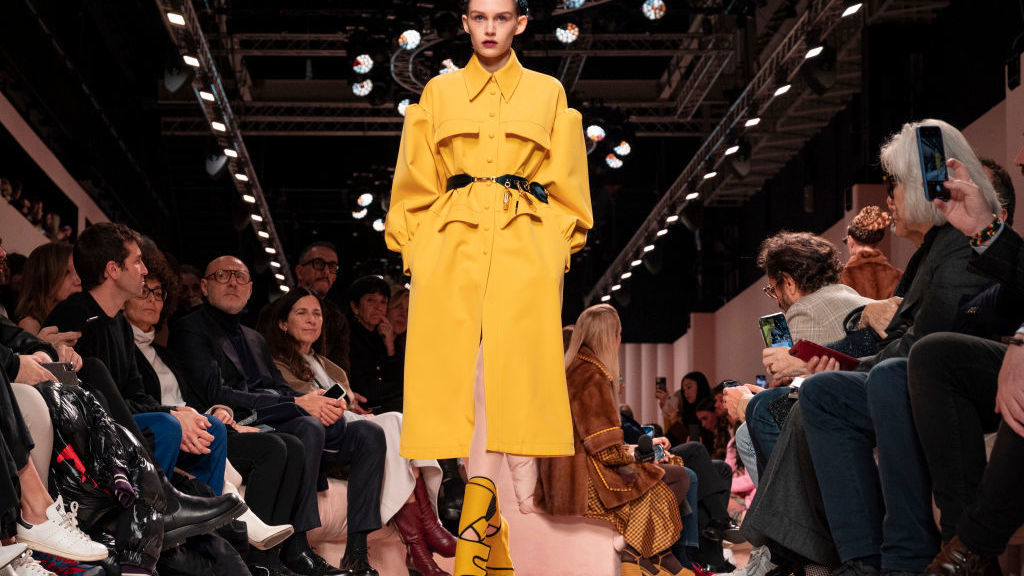 Trend z milánského fashion weeku? Jednoznačně přepásané bundy a kabáty