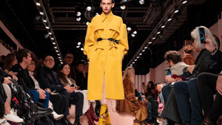 Trend z milánského fashion weeku? Jednoznačně přepásané bundy a kabáty