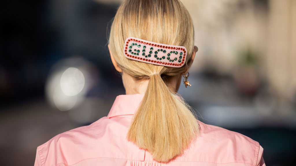 S růžovou sponou Gucci se váš blond culík stane nepřehlédnutelným
S růžovou sponou Gucci se váš blond culík stane nepřehlédnutelným